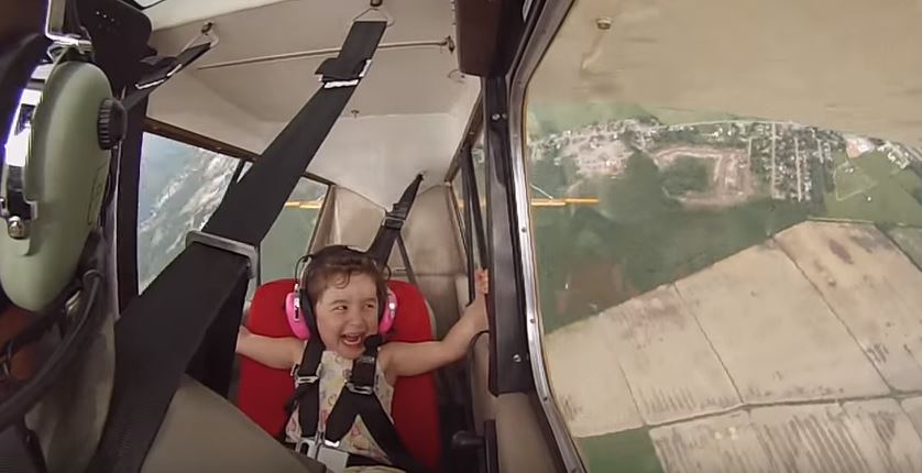 E’ il primo volo con sua figlia, tutto fila liscio ma appena inizia a roteare…