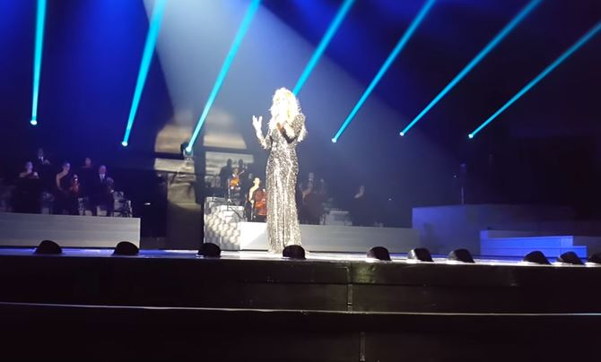 Céline Dion canta “Hello” a Las Vegas, la performance è da brividi