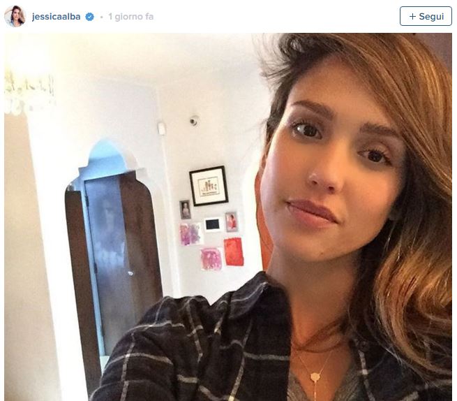 “Non so cosa sia… ma è spaventoso”, un fantasma nel selfie di Jessica Alba?