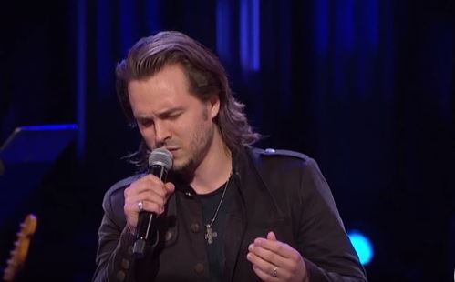 Canta uno dei brani più famosi della storia, la sua voce fa venire i brividi