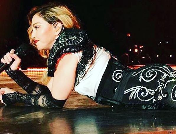 Madonna in ritardo e ubriaca sul palco: i fan la attaccano ma lei nega