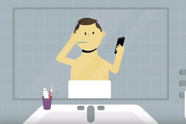 Smartphone in mano dalla mattina alla sera, il corto di Mister Selfie è virale