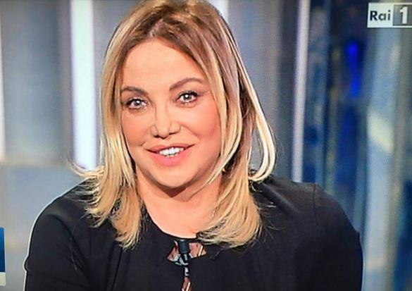Simona Izzo si difende: “E’ vero, ho fatto il lifting…ma quella foto è super-ritoccata”
