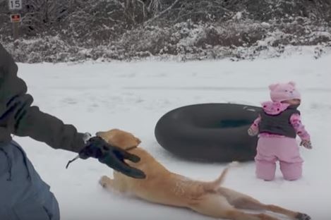 La bimba è impacciata sulla neve ma può contare su un ‘istruttore’ d’eccezione