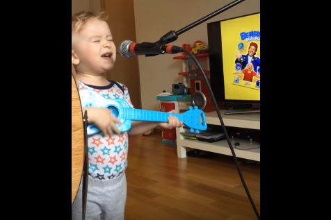 A due anni duetta con il padre sulle note di una hit di Ed Sheeran – Video