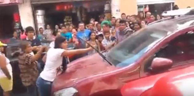 Donna inferocita si scaglia contro auto del marito con l’amante