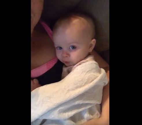“I love youuuu”, l’acuto della bimba che imita la madre è imbattibile