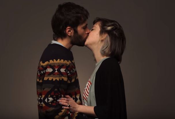 Israeliani e palestinesi si baciano senza conoscersi – Video