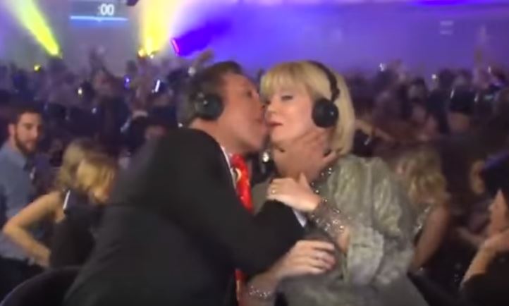 Conduttore tv lecca guancia collega in diretta – Video