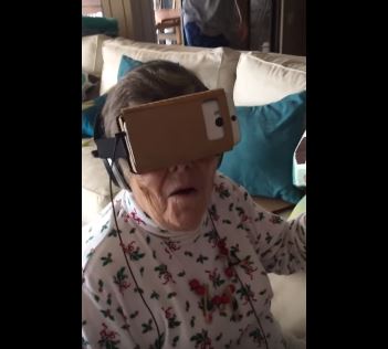 La nonna sale virtualmente sulle montagne russe, il video è virale