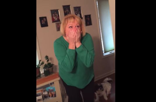 Incontra la nipotina adottata per la prima volta, nonna impazzisce di gioia