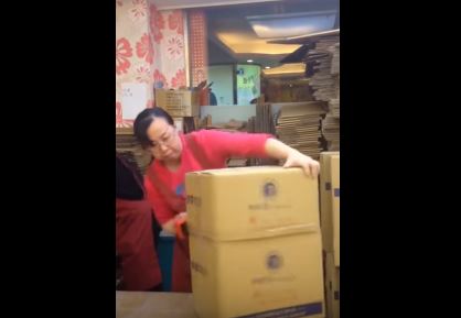 La regina del packaging: chiude i pacchi come una maestra di kung fu