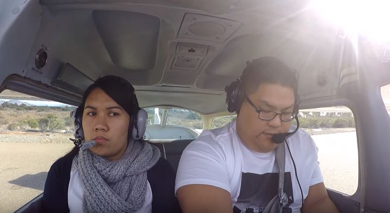 Finge un’emergenza, il pilota ha in serbo una sorpresa per la fidanzata