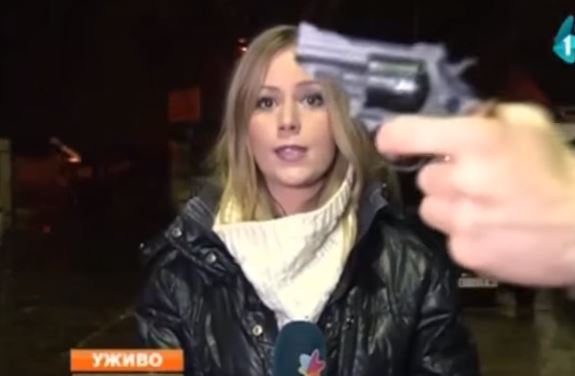 Durante il collegamento tv spunta una pistola, la reazione dellla reporter è esemplare