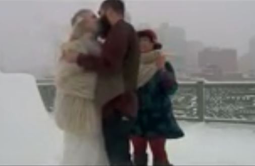 Jonas, l’amore è più forte della tempesta: sposi sotto la neve