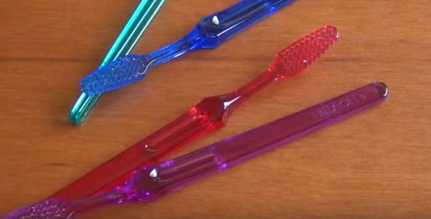 Immerge uno spazzolino da denti in acqua bollente, il risultato è sorprendente