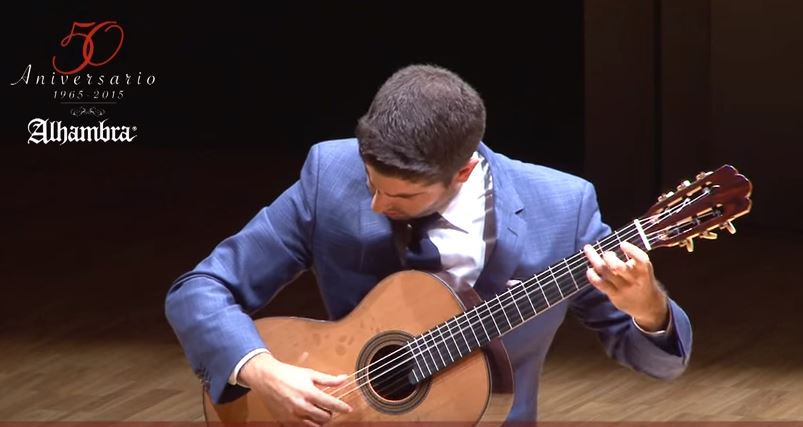 Esegue la melodia di “Star Wars” con una chitarra spagnola