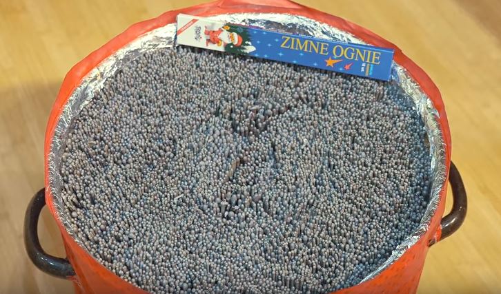 Mettono 10mila stelline in una pentola, il risultato è esplosivo