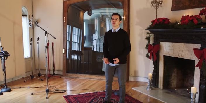 Canta una hit di Bocelli, poi si aggiunge un’altra voce e l’effetto è sorprendente