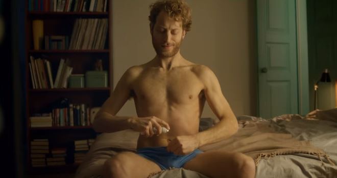 Un single si prepara per la serata di San Valentino, ma la sorpresa è dietro l’angolo