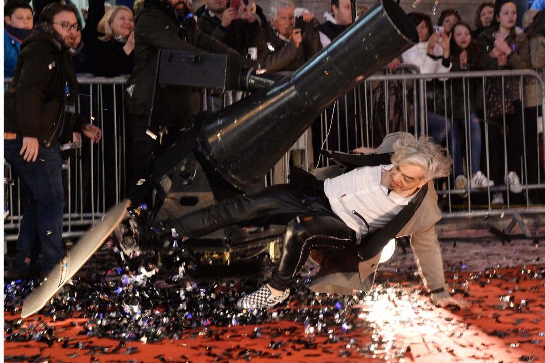 Sanremo 2016, Morgan cade dallo skateboard sul red carpet