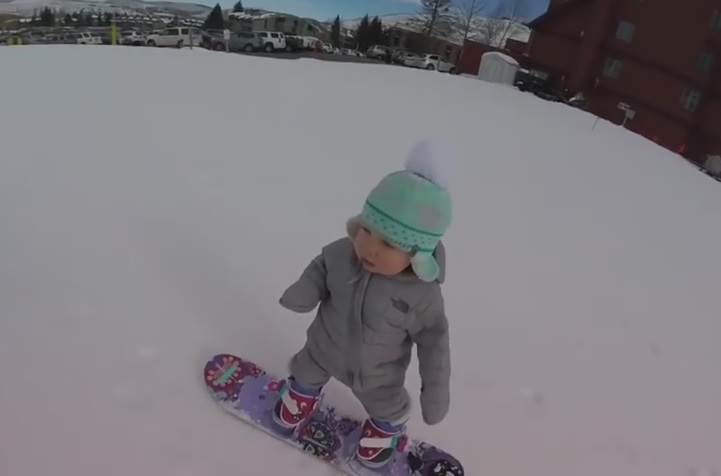Il bimbo di un anno che fa snowboard come un professionista – Video