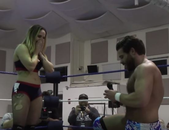 Proposta di matrimonio tra wrestler sul ring – Video