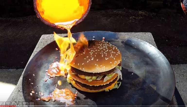 Versa rame fuso sul Big Mac, quello che accade dopo è incredibile – Video