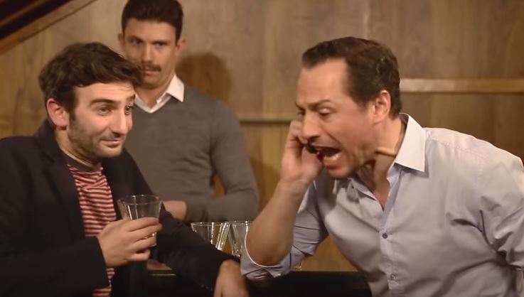I momenti imbarazzanti di una coppia di trentenni: guest star Stefano Accorsi – Video