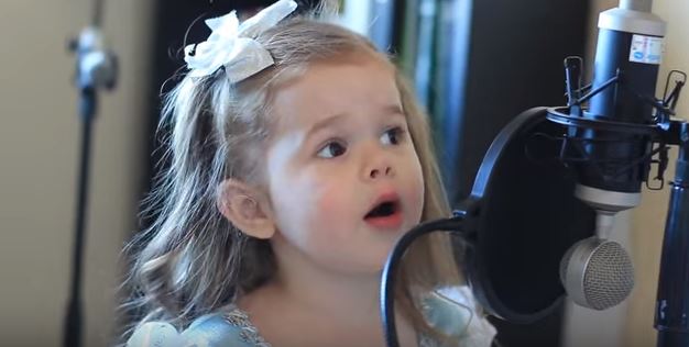 A tre anni conosce a memoria la canzone de “La Sirenetta”