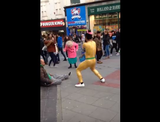 Nonnina scatenata balla i Beatles con due artisti di strada