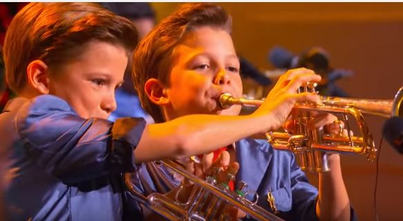 2 gemelli salgono sul palco e lasciano tutti a bocca aperta