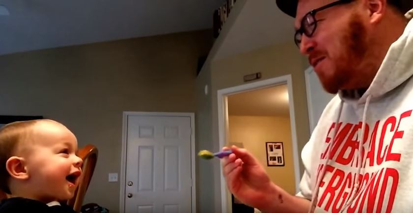 Bimbo non vuole mangiare i piselli, il padre lo convince così – Video