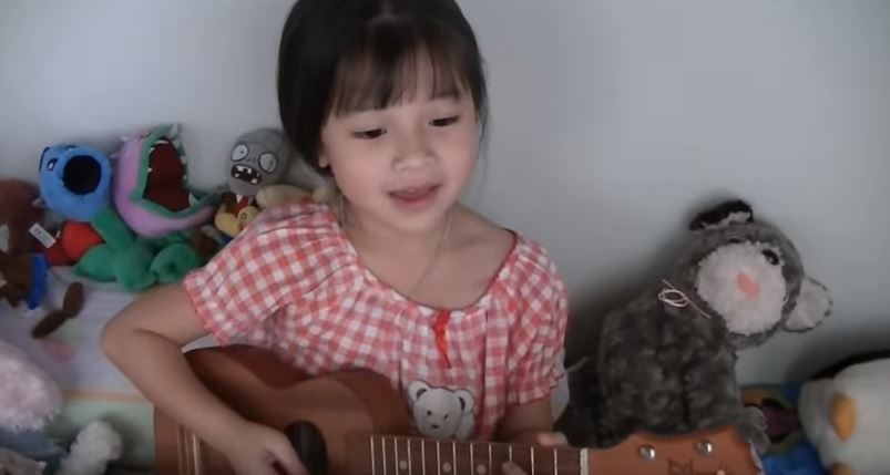 Gail, 6 anni, canta Bruno Mars accompagnata dal suo ukulele – Video