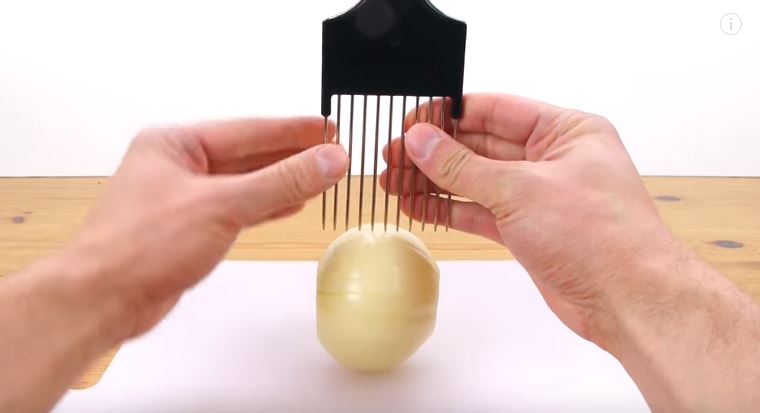 Cosa accade se inserite un pettine in una cipolla? Il video è virale