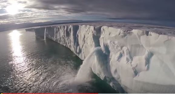La Terra ripresa da 11 droni, il video lascia senza fiato