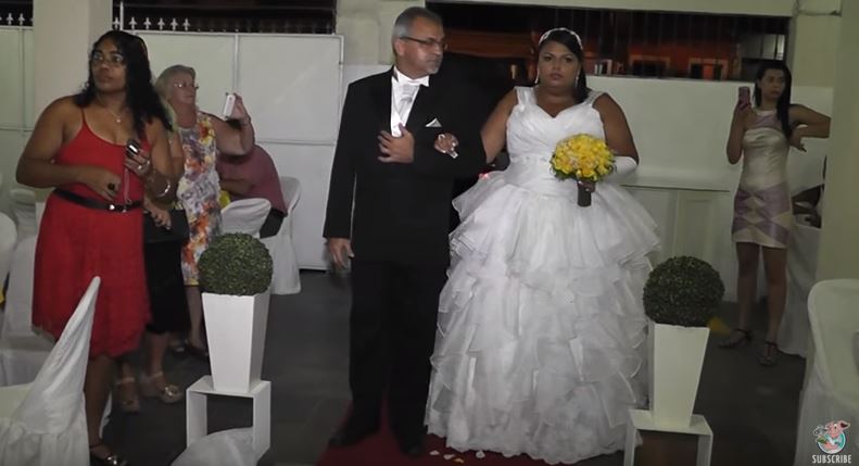 La sposa entra al braccio del padre, ma un errore del dj rovina la festa