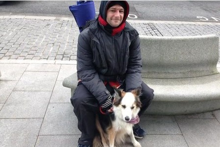 Chiede l’elemosina per anni, quello che scoprono i passanti è scioccante