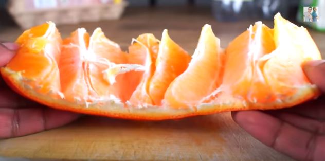 Come sbucciare un’arancia in pochi secondi – Video