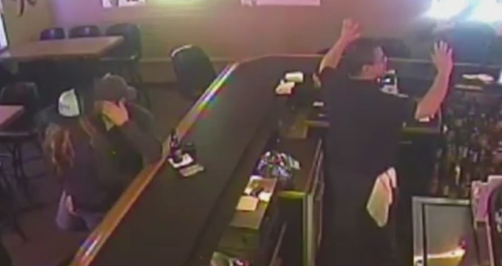 Coppia si bacia e non si accorge della rapina – Video