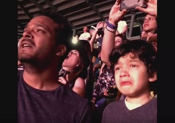 Bimbo autistico si commuove al concerto dei Coldplay, il messaggio della band