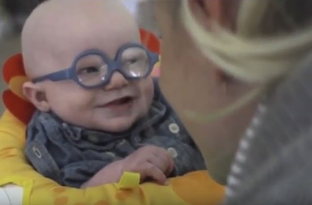 Il piccolo Leo vede la mamma per la prima volta, il video è dolcissimo