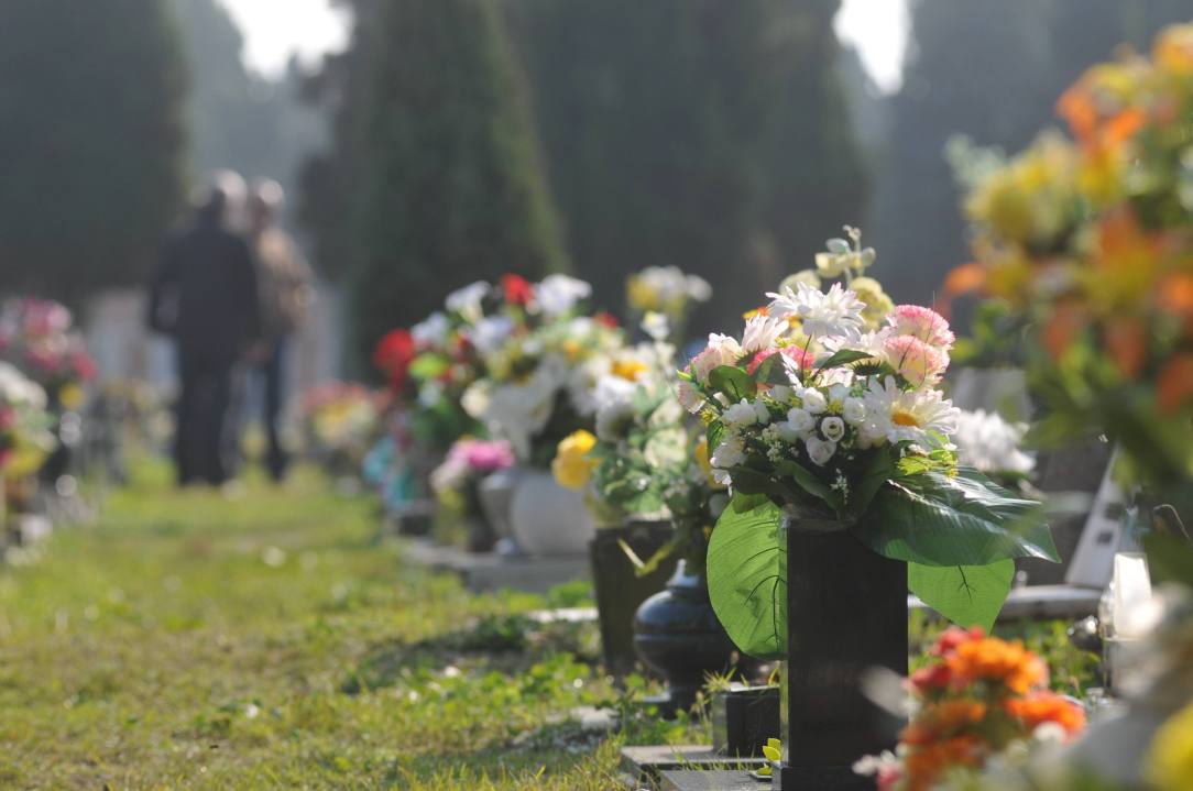Sesso al cimitero in pieno giorno: sorpresi da due ragazzi tra le tombe