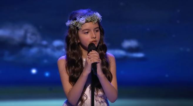 Bimba come Frank Sinatra, la sua performance è da brividi