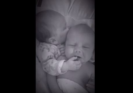 Il fratellino piange disperato, ecco cosa fa la gemellina per calmarlo