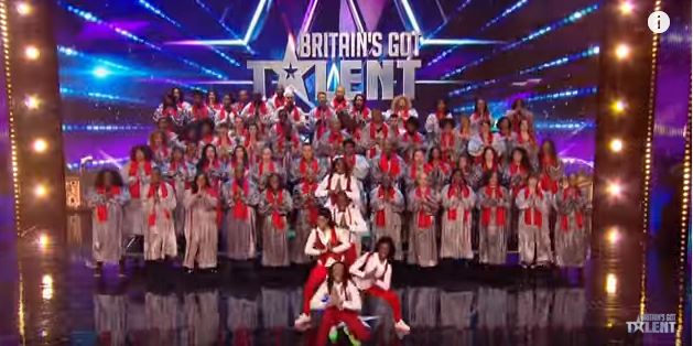 100 persone sul palco del noto talent show, la loro energia è travolgente