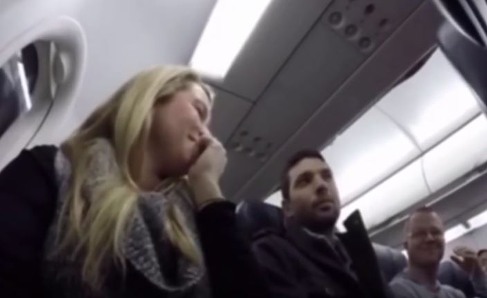 Volo con sorpresa, il passeggero è incredulo dopo l’annuncio del pilota