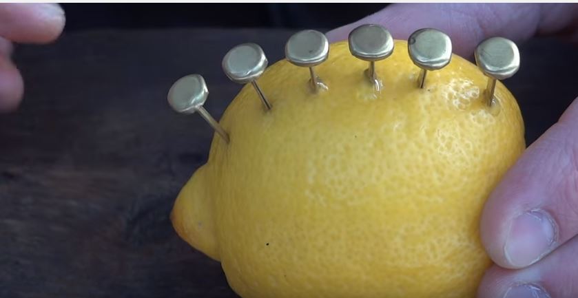 Come accendere un fuoco usando un limone – Video