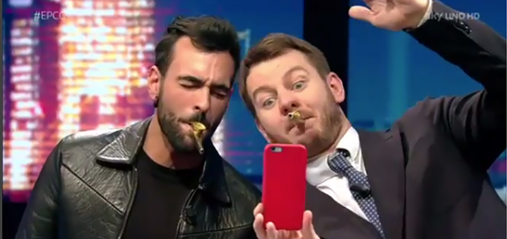 Mengoni e Cattelan, duetto col kazoo sulle note de “L’essenziale”