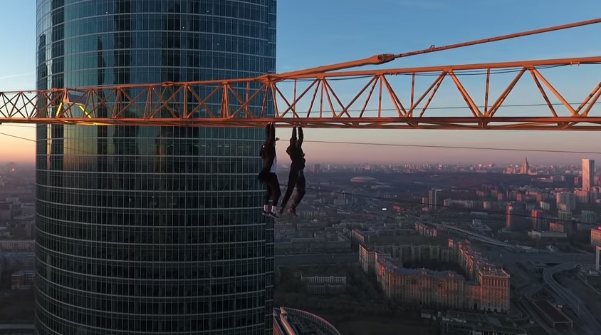 Sospesi nel vuoto sopra il cielo di Mosca, l’impresa da pazzi di due russi